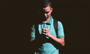Dječak se sklopljenih ruku ponizno moli