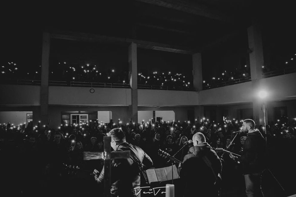 Pogledajte kako je izgledala velika večer slavljenja u Osijeku: Gotovo tisuću mladih vjernika pjesmom slavilo Gospodina