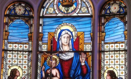Lik Gospe na vitraju u kapelici bolnice u San Giovanni Rotondu skriva zanimljivu priču