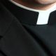 Zašto svećenici nose bijeli kolar/ovratnik