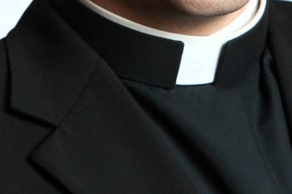 Zašto svećenici nose bijeli kolar/ovratnik
