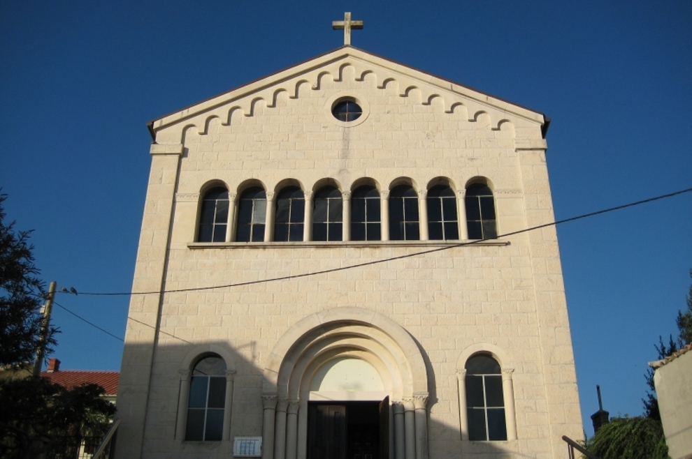 Nepoznati počinitelj razbio prozor na crkvi u Crikvenici