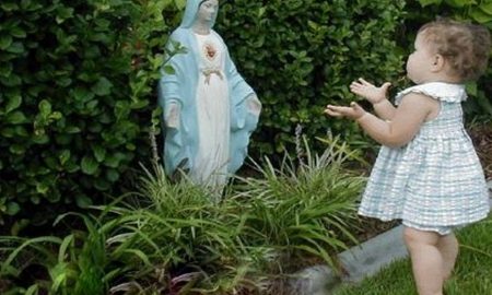 Malena djevojčica svakog dana razgovara s Blaženom Djevicom