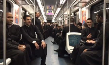 Pogledajte kako su sjemeništarci iz Brazila uljepšali dan putnicima u podzemnoj željeznici