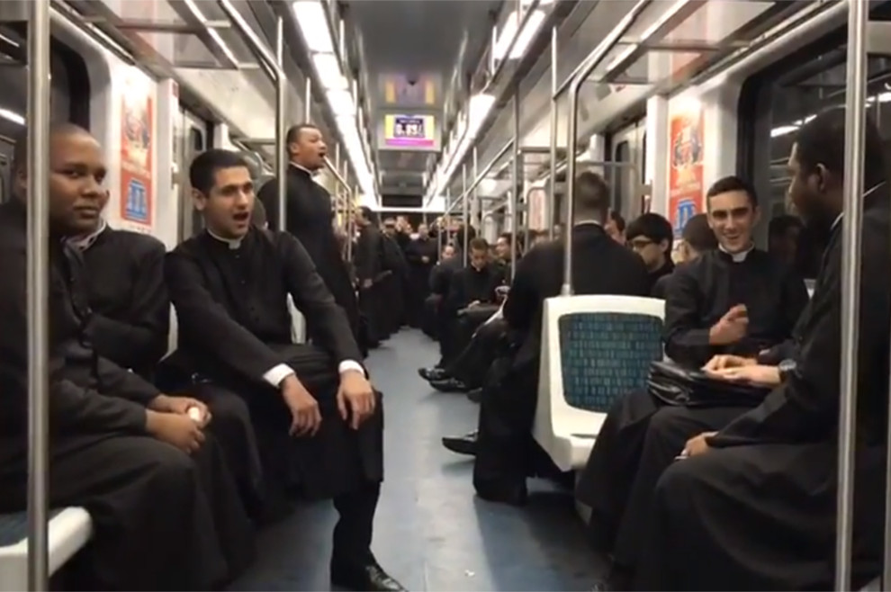 Pogledajte kako su sjemeništarci iz Brazila uljepšali dan putnicima u podzemnoj željeznici
