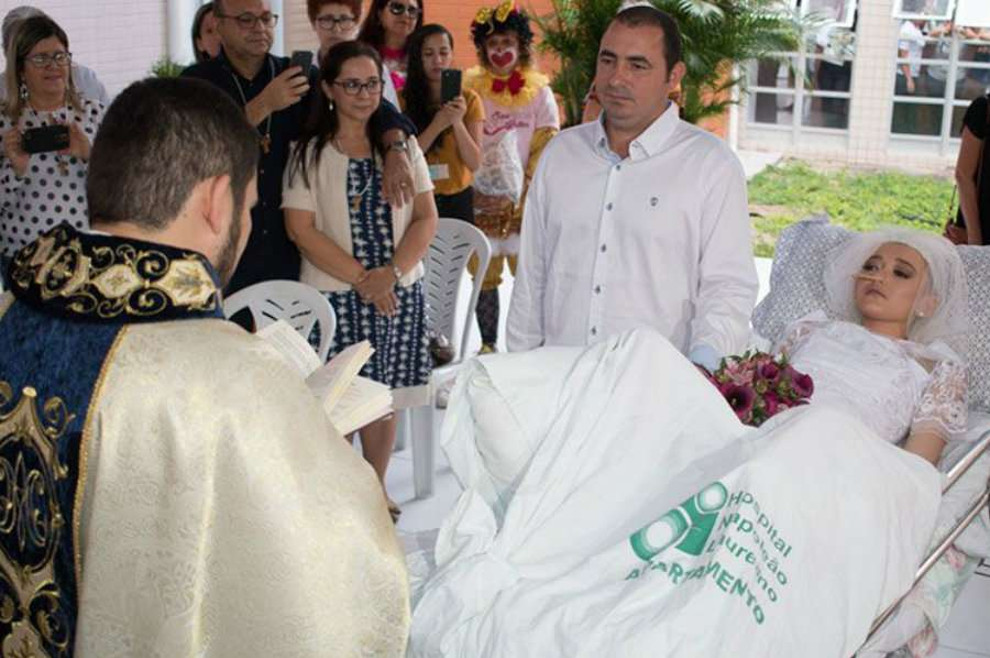 Svećenik vjenčao mladi par u bolnici: 'Vjenčanje Jessice i Fernanda svjetlo je za sve kršćane'