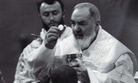 Kako je Padre Pio tijekom svete mise ponudio svoj život za ozdravljenje dječaka Rockyja
