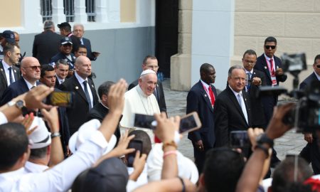 Papa Franjo mladima darovao 6000 krunica