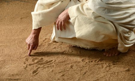 Fra Tomislav Pervan: Što je Isus pisao po pijesku kad su mu farizeji doveli ženu koju su uhvatili u preljubu
