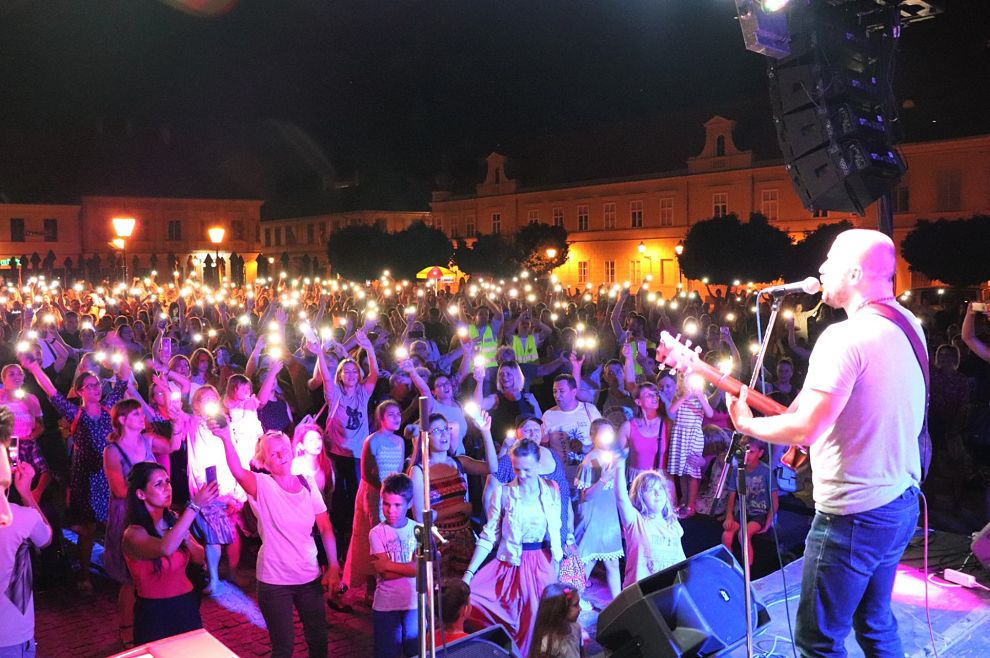 VIDEO Pogledajte kako je izgledala večer slavljenja u Osijeku: Više od tisuću ljudi pjesmom slavilo Gospodina, nastupio Alan Hržica