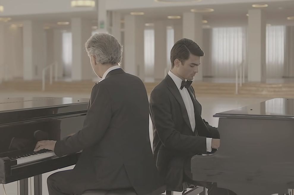 VIDEO Predivan duet Andree Bocellija i njegova sina Mattea za kraj ovoga dana
