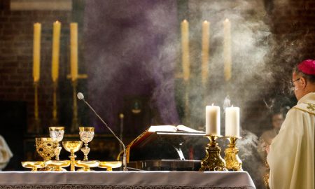 Zašto svećenik ljubi oltar