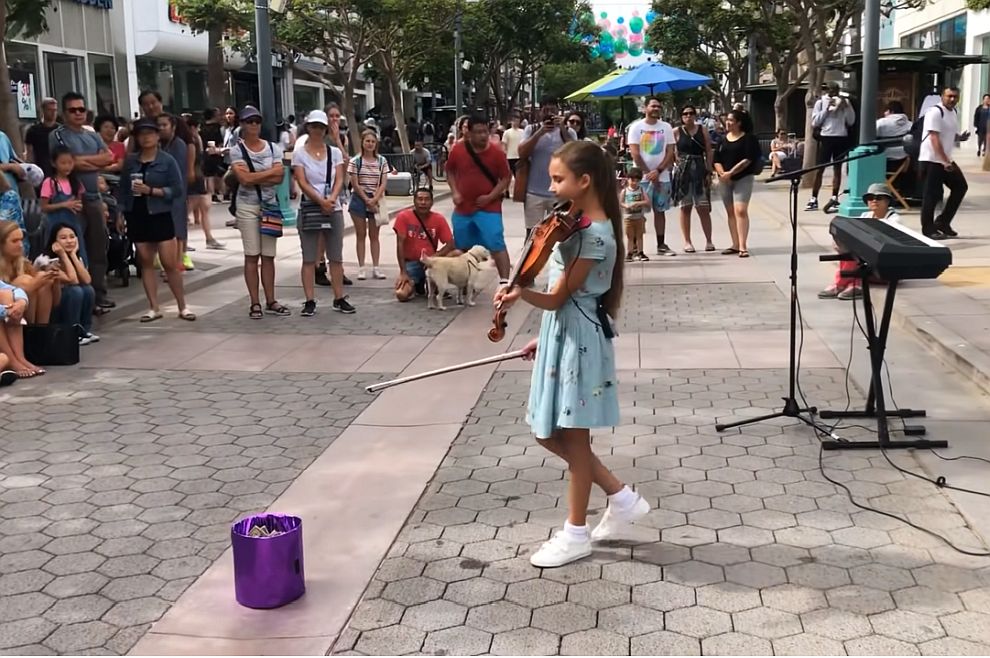 VIDEO Djevojčica na violini izvela Hallelujah i oduševila prolaznike