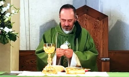 VIDEO U trenutku pretvorbe, svećenik je zastao: 'Uzmite i jedite svi, ovo je...'; od ganuća nije mogao izgovoriti