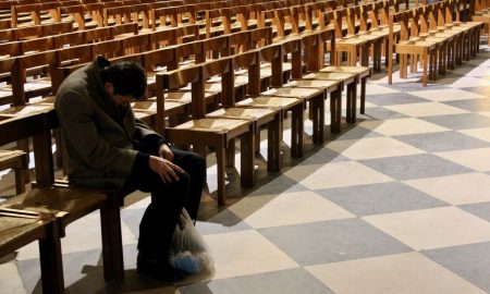 Svećenik po nadahnuću pomaže mladiću: 'Idi u crkvu, netko te treba!'