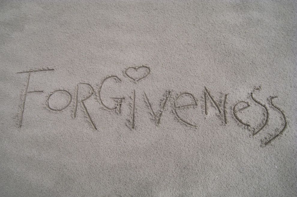 Oprost-forgiveness napisano na pijesku
