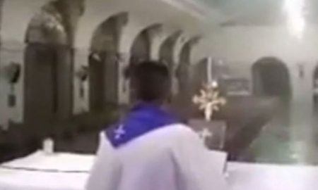 VIDEO Usprkos snažnom tajfunu ovaj svećenik nastavio je sa Svetom misom