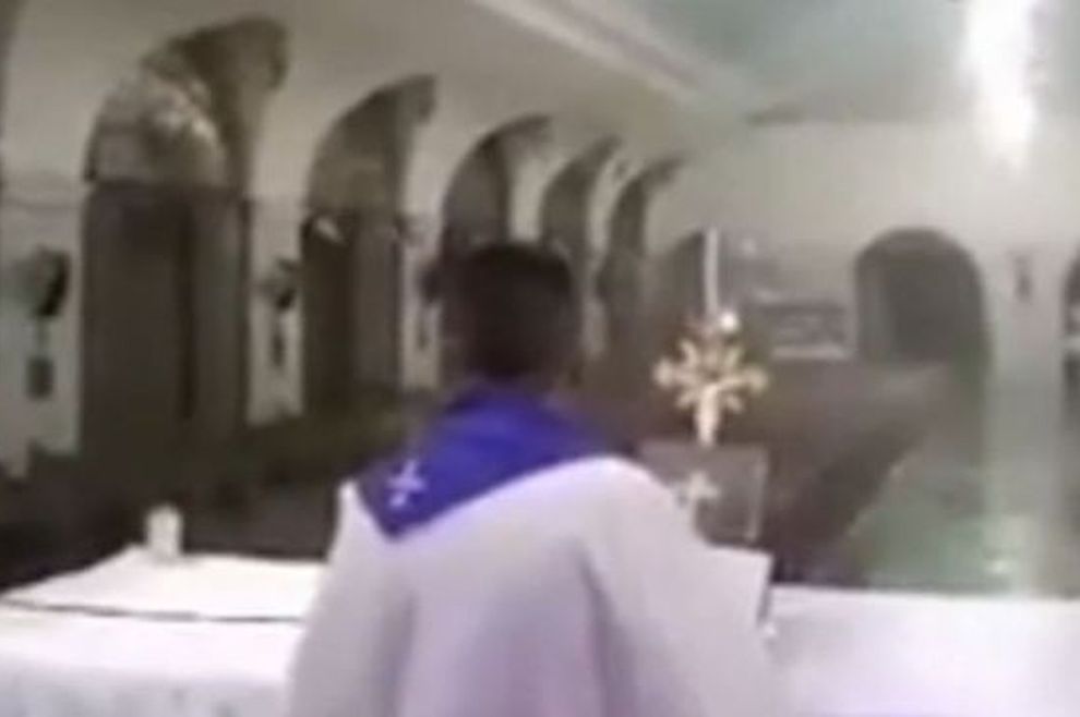 VIDEO Usprkos snažnom tajfunu ovaj svećenik nastavio je sa Svetom misom