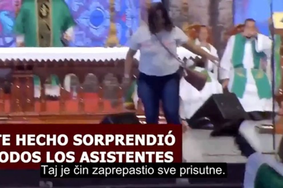 VIDEO Snimka koja je obišla svijet: Neka je žena srušila svećenika usred Mise, on joj je odmah oprostio!
