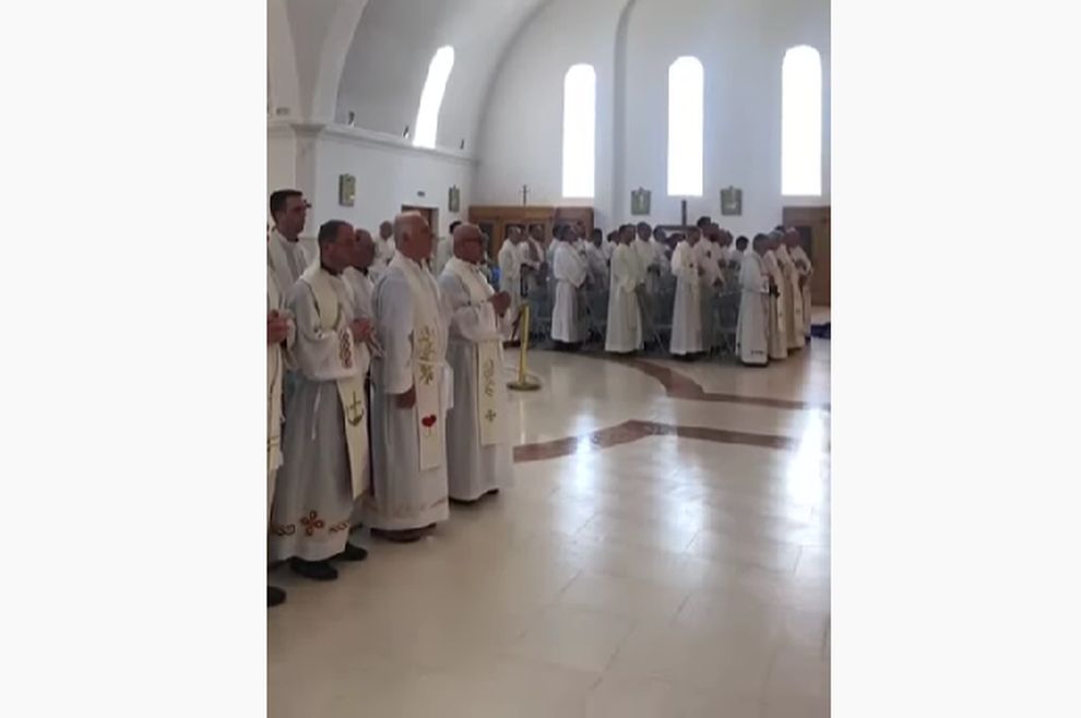 VIDEO Poslušajte kako zvuči kad 200-injak svećenika pjeva našu himnu
