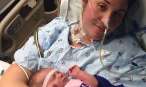 Medicinska sestra položila dijete na majčina prsa; plač ju probudio iz kome