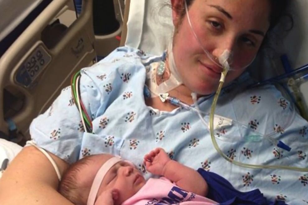 Medicinska sestra položila dijete na majčina prsa; plač ju probudio iz kome