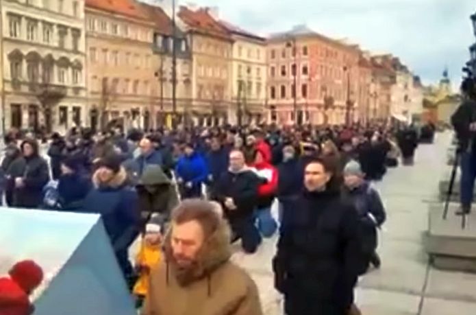 VIDEO Muškarci u Poljskoj na koljenima mole krunicu za Ukrajinu