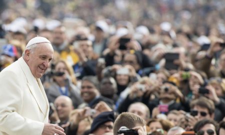 Papa mladima na Trgu sv. Petra: Strahove valja reći, valja ih izraziti kako bismo ih otjerali