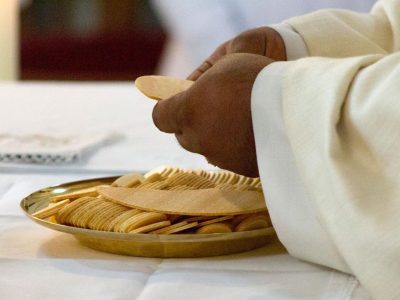 celebration-of-the-eucharist-gfbbfb026d_1280