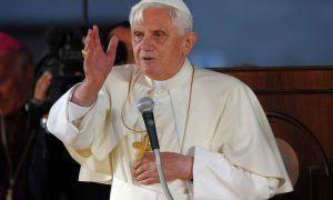 Kako je po molitvi Benedikta XVI. oslobođen muškarac posvećen Sotoni od majčine utrobe