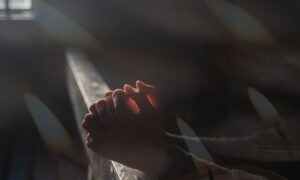 Ruke sklopljene u molitvu