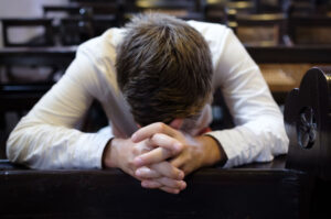 Shutterstock_poniznost strah božji crkva molitva