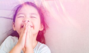 Dijete se radosno moli