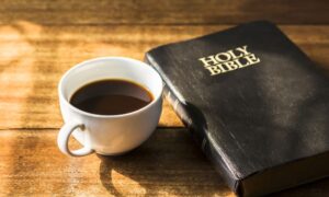 Biblija i šalica kave, Sveto Pismo