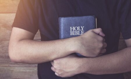muškarac drži Bibliju