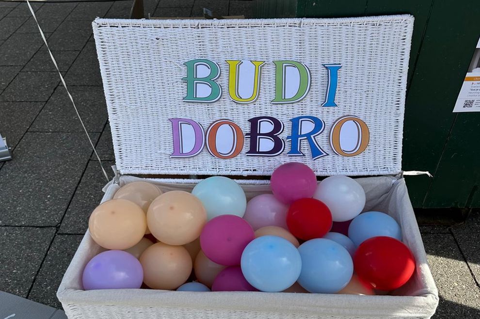 Baloni s porukama, proslav aBudi Dobro