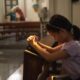 Djevojčica se moli u crkvi