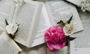 Knjige, cvijeće po njoj