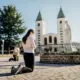 Žena kleči u molitvi u Međugorju