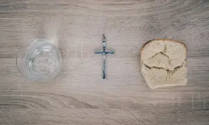 Post o kruhu i vodi, prikaz, Raspelo u sredini