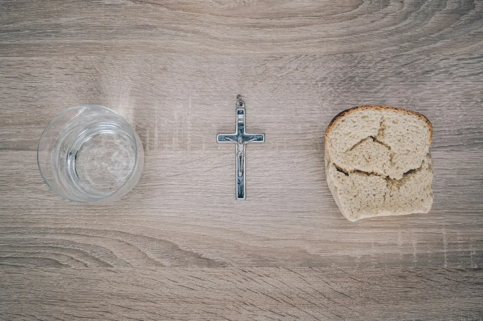 Post o kruhu i vodi, prikaz, Raspelo u sredini