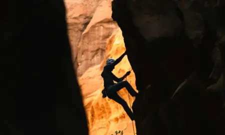 Alpinist na stijeni, ilustracija izazova