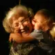 baka i unuka u zagrljaju