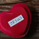 Ime Isus (Jesus) na crvenom srcu