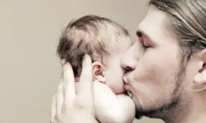 Otac ljubi bebu, ilustracija kako nas Bog ljubi