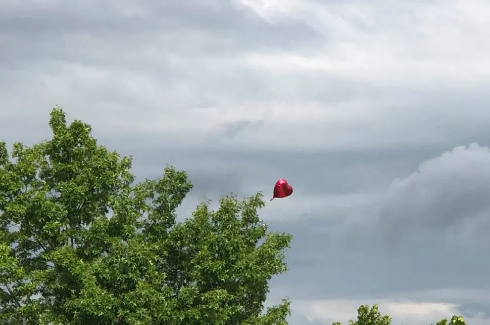 balon srce u oblacima, oblačno nebo