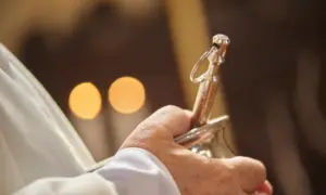 Sveta voda, svećenik drži u rukama