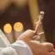 Sveta voda, svećenik drži u rukama