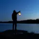 Muškarac u mraku drži lampu-s vjetlost