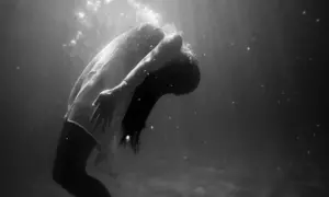 Žena pliva, ilustrativni prikaz depresije